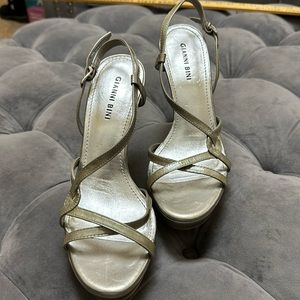 Gianni Bini metalic silver strappy Steelers platform heel sz 8.5